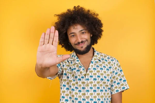 Pohledný Mladý Muž Dělá Stop Gesto Dlaní Ruky — Stock fotografie