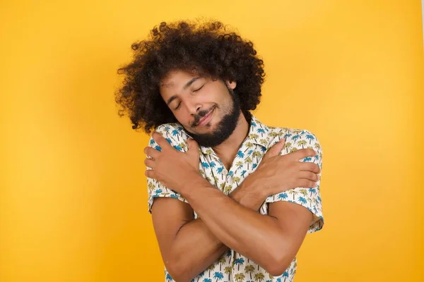 Knappe Jongeman Die Zich Gelukkig Positief Omhelst Vol Zelfvertrouwen Glimlacht — Stockfoto