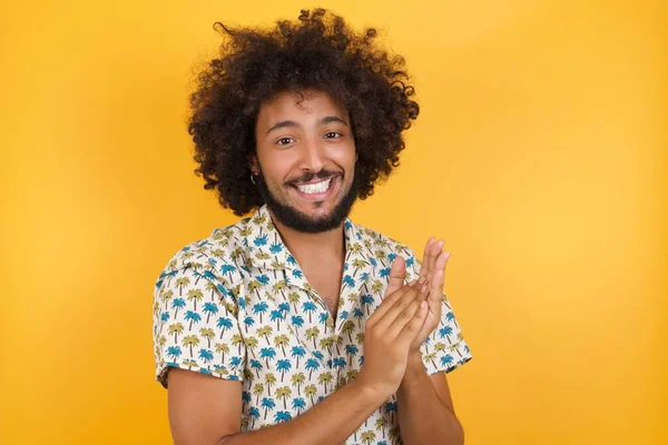 Mladý Bruneta Muž Tleskající Tleskající Šťastný Radostný Usmívající Hrdé Ruce — Stock fotografie