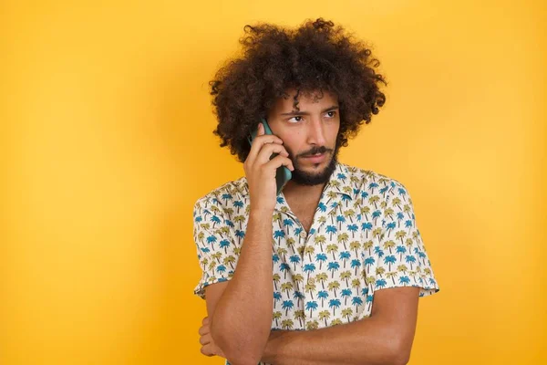 Smutný Muž Mluví Smartphonu Koncept Komunikace — Stock fotografie