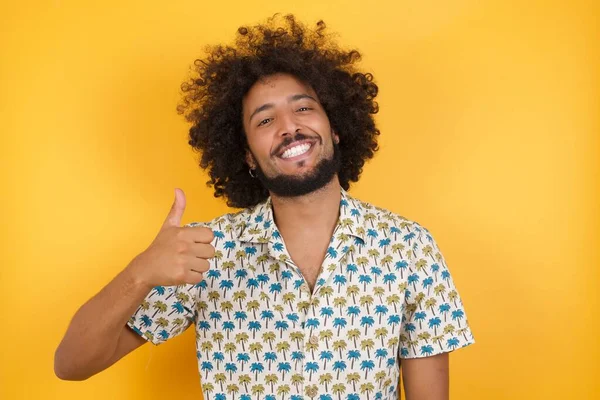 Bonito Jovem Fazendo Feliz Polegar Acima Gesto Com Mão Aprovando — Fotografia de Stock