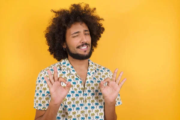 Pohledný Mladý Muž Ukazuje Obě Ruce Prsty Znamení Schválit Nebo — Stock fotografie
