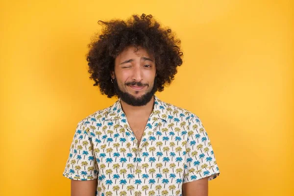 Knappe Jongeman Die Vrolijk Lacht Speels Naar Camera Knippert Met — Stockfoto