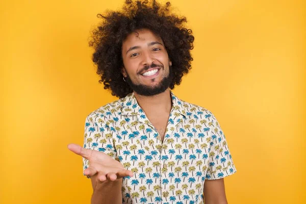 Yakışıklı genç adam yardım eli uzatıyor ve kabul ediyor..