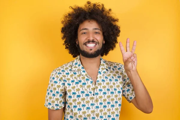 Pohledný Mladý Muž Ukazuje Ukazuje Prsty Číslo Tři Zároveň Usmívá — Stock fotografie