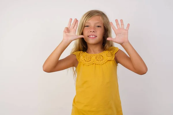 Bonito Menina Mostrando Apontando Para Cima Com Dedos Número Nove — Fotografia de Stock