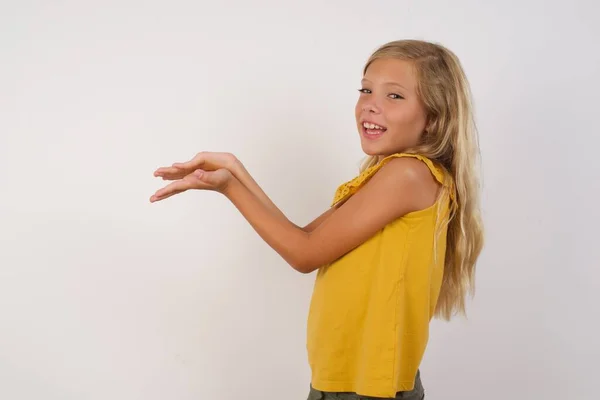 Мила Маленька Дівчинка Спрямовує Сторону Руки Відкриті Долоні Показуючи Простір — стокове фото
