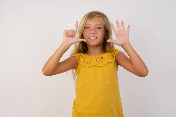 Bonito Menina Mostrando Apontando Para Cima Com Dedos Número Sete — Fotografia de Stock