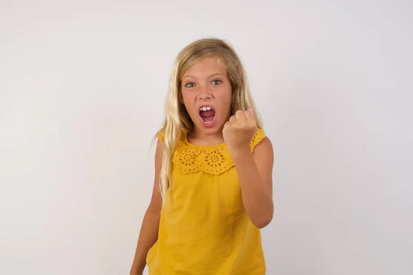 可爱的小女孩怒气冲冲地举起拳头 怒气冲冲地大叫着 愤怒和好斗的概念 — 图库照片