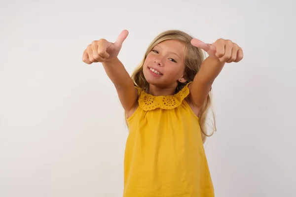 Linda Niña Haciendo Gesto Positivo Con Mano Pulgares Arriba Sonriendo —  Fotos de Stock