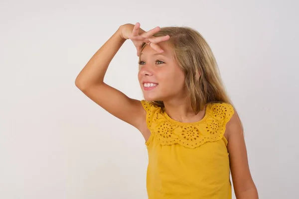 可愛い娘が手を頭の上で遠くを見て笑ってる 検索の概念 — ストック写真