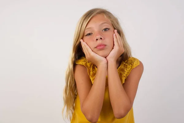 Nettes Kleines Mädchen Schaut Die Kamera — Stockfoto