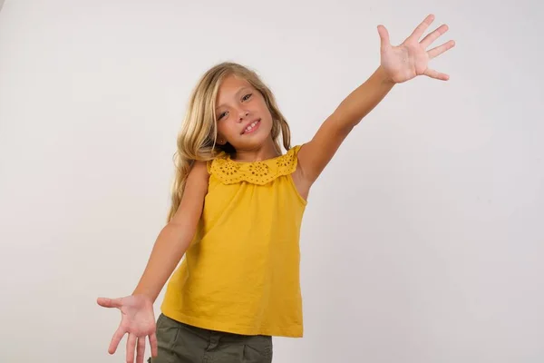 Carina Bambina Guardando Fotocamera Sorridente Braccia Aperte Abbraccio Espressione Allegra — Foto Stock