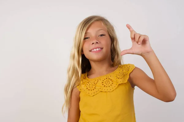 Дівчина Посміхається Впевнено Жестикулює Рукою Роблячи Знак Малого Розміру Пальцями — стокове фото