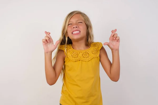 Κορίτσι Gesturing Δάχτυλο Σταυρωμένα Χαμογελώντας Την Ελπίδα Και Μάτια Κλειστά — Φωτογραφία Αρχείου