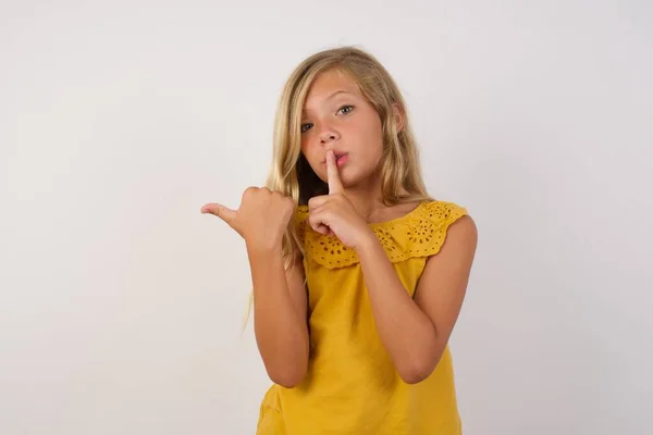 Chica Pidiendo Estar Silencio Con Dedo Los Labios Señalando Con —  Fotos de Stock