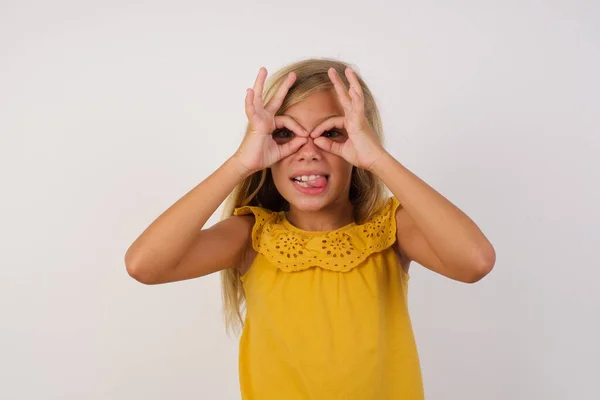 Menina Fazendo Gesto Como Binóculos Furando Língua Para Fora Olhos — Fotografia de Stock
