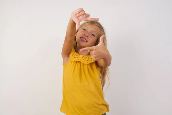 Linda Niña Haciendo Marco Dedo Con Las Manos Concepto Creatividad —  Fotos de Stock