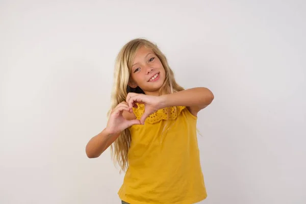 Niedliches Kleines Mädchen Das Mit Händen Herzsymbolform Macht Romantisches Konzept — Stockfoto