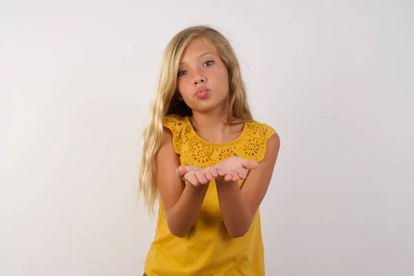 Linda Niña Enviando Golpe Beso Con Pucheros Labios Sosteniendo Palmas — Foto de Stock