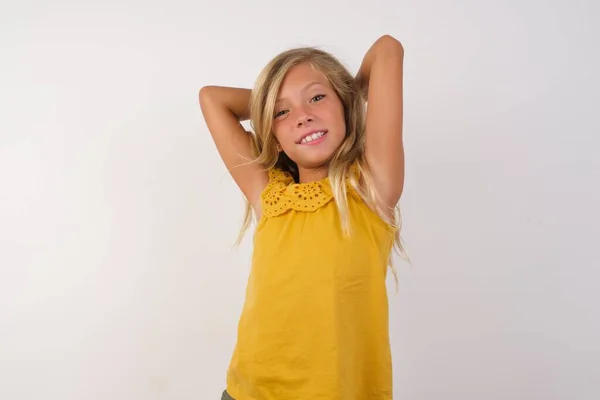 Bonito Menina Alongamento Braços Relaxado Posição — Fotografia de Stock