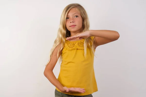 Carino Bambina Gesticolando Con Mani Che Mostrano Segno Grandi Grandi — Foto Stock