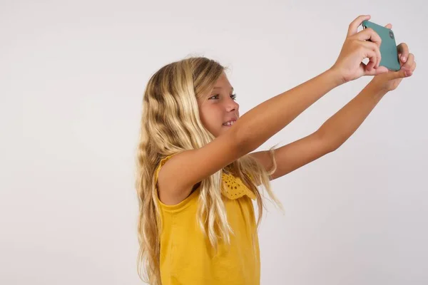 Foto Linda Niña Posando Teléfono Inteligente Lana Fondo Pared Del — Foto de Stock