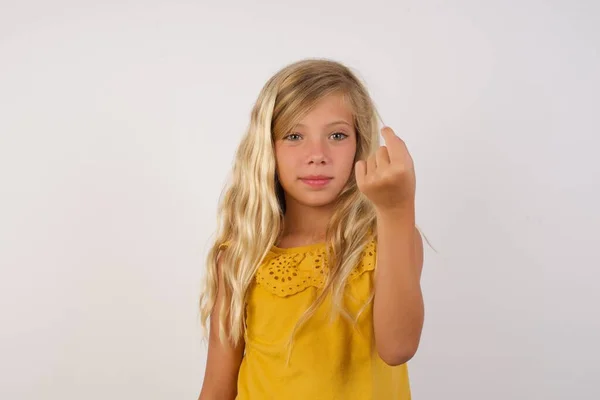 Мила Дівчинка Вказує Вгору Показуючи Рукою Сім Жестів Пальців Китайською — стокове фото