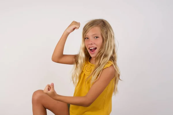 Bonito Menina Levantando Punhos Celebrando — Fotografia de Stock