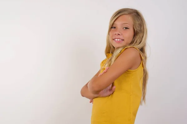 Bonito Menina Cruzando Braços — Fotografia de Stock