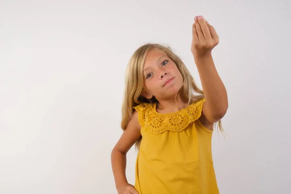 Carina Bambina Gesticolando Tipico Gesto Italiano Con Mano Guardando Fotocamera — Foto Stock