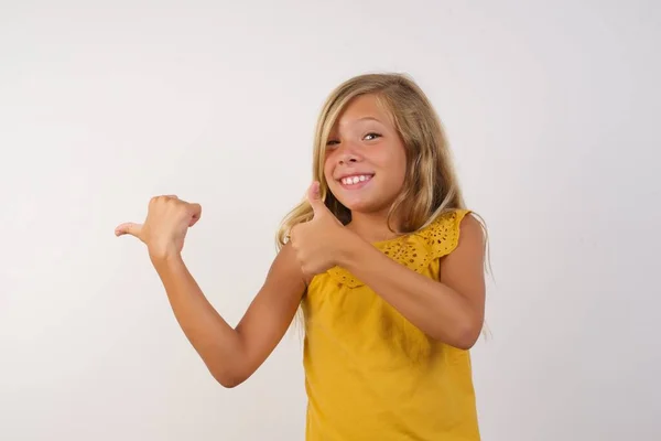 Мила Маленька Дівчинка Робить Добре Жест Великим Пальцем Вгору Усміхнений — стокове фото