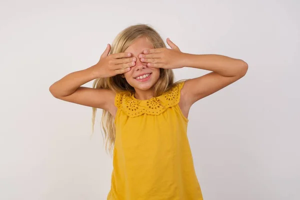 Мила Маленька Дівчинка Прикриває Очі Руками Усміхненими Веселими Смішними Сліпа — стокове фото