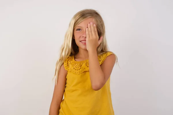 Χαριτωμένο Κοριτσάκι Καλύπτει Ένα Μάτι Χέρι Της Αυτοπεποίθηση Χαμόγελο Στο — Φωτογραφία Αρχείου