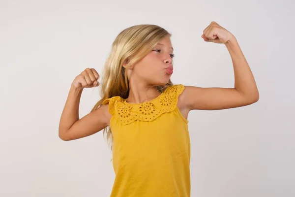 Cute Little Girl Pokazując Mięśnie Ramion Koncepcja Sprawności — Zdjęcie stockowe