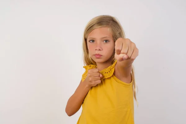 Дівчина Пробиває Кулак Щоб Боротися Агресивний Злий Напад Загроза Насильство — стокове фото