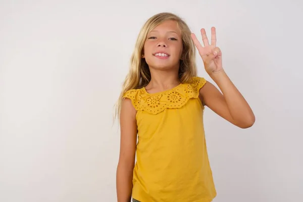Κορίτσι Που Δείχνει Και Δείχνει Προς Πάνω Δάχτυλα Νούμερο Τρία — Φωτογραφία Αρχείου