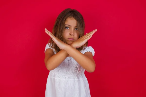 Симпатична Маленька Дівчинка Схрещує Руки Робить Негативний Знак Розлючене Обличчя — стокове фото