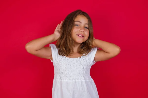 Linda Niñita Tratando Escuchar Ambas Manos Gesto Oreja Curiosa Chismes — Foto de Stock