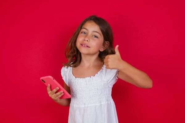 Petite Fille Mignonne Avec Smartphone Faisant Signe Pouce Levé Avec — Photo