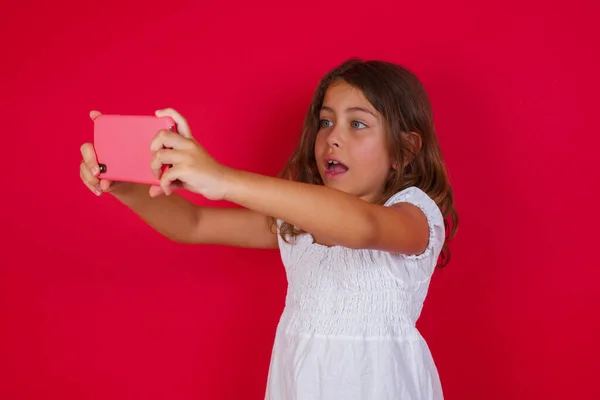 Söt Liten Flicka Som Tar Selfie För Att Lägga Upp — Stockfoto