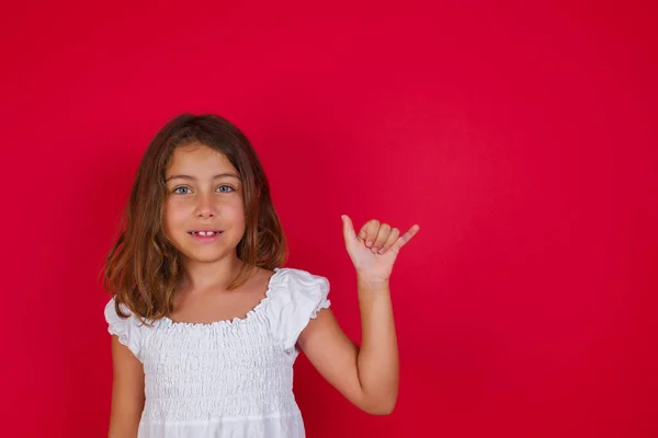 かわいいです女の子表示番号6劉とともに指ジェスチャーで記号中国語 — ストック写真