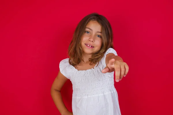 Linda Niña Apuntando Cámara Con Una Sonrisa Satisfecha Segura Amigable — Foto de Stock