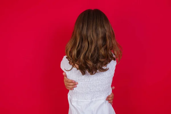 Linda Niña Abrazándose Feliz Positiva Desde Atrás Amor Propio Cuidado —  Fotos de Stock