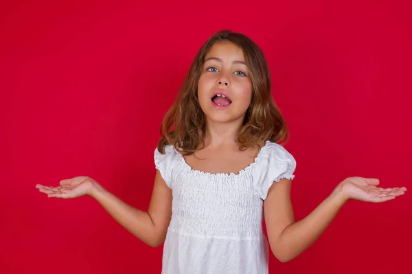 Menina Bonito Com Braços Levantados Olhos Abertos Gritando Animado Conceito — Fotografia de Stock