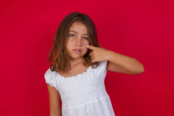 Little Caucasian Girl Pointing Unhappy Pimple Forehead Ugly Infection Blackhead — Stock Photo, Image