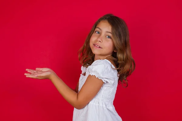 Pequeña Chica Caucásica Señalando Lado Con Las Manos Abiertas Mostrando — Foto de Stock