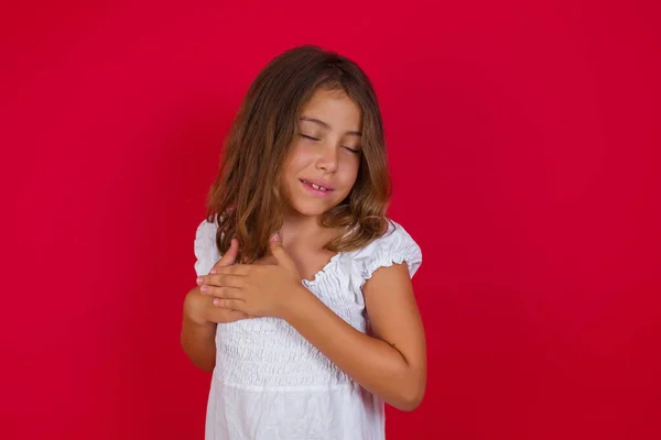 Маленька Біла Дівчинка Посміхається Руками Грудях Закритими Очима Вдячним Жестом — стокове фото