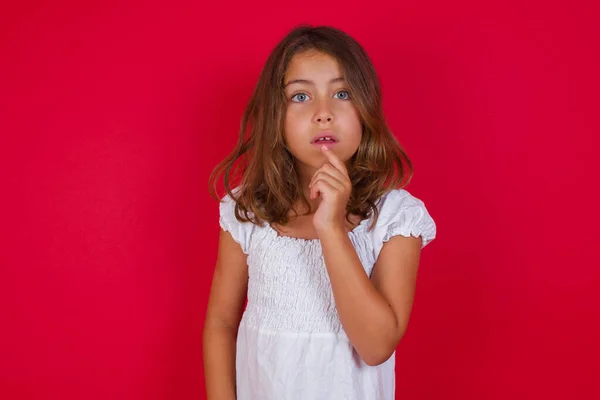 Маленька Біла Дівчинка Відкриває Рот Зненацька Реагує Раптові Новини Люди — стокове фото