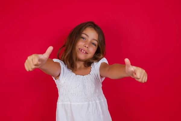 Маленька Біла Дівчинка Робить Позитивний Жест Рукою Великі Пальці Посміхаються — стокове фото